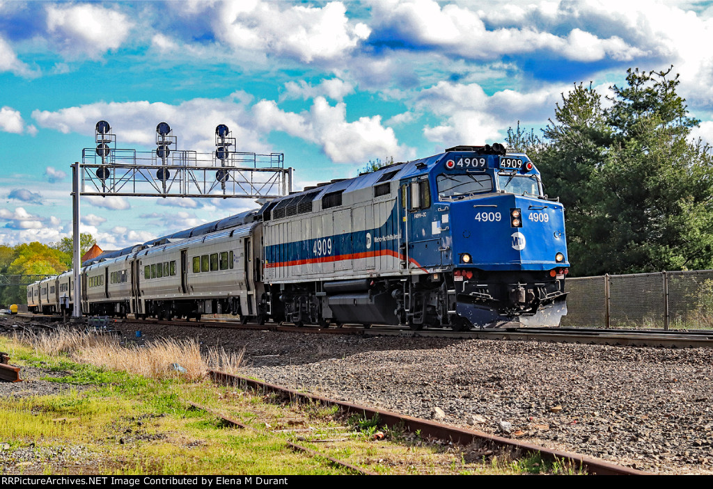 MNCR 4909 on train 1319